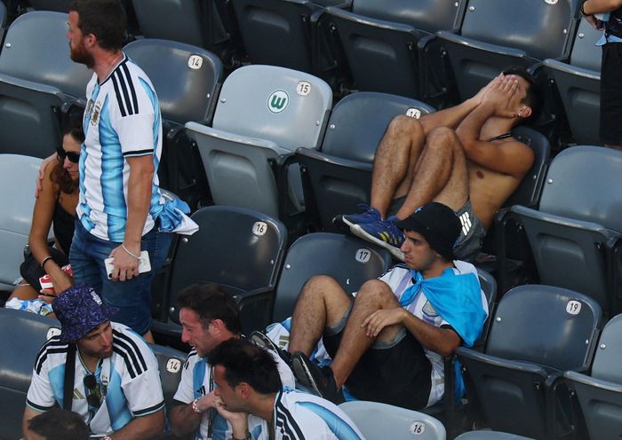 CĐV Argentina buồn bã sau trận chung kết.