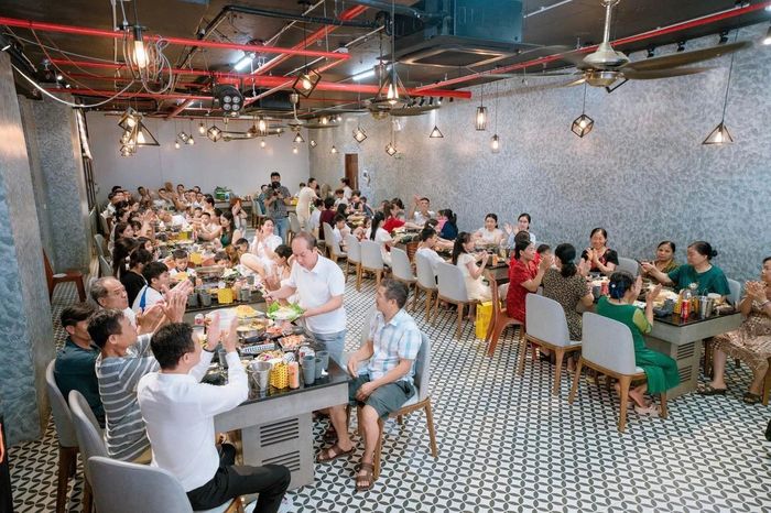 Mỗi bữa ăn, các thành viên được chia vào 12 bàn, thưởng thức các đặc sản địa phương.