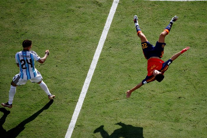  Pha vào bóng quyết liệt của Enzo với Cubarsi. Ảnh: Reuters. 