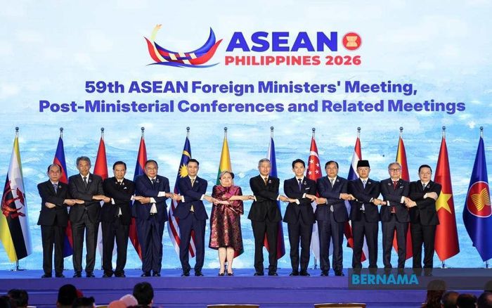 Các bộ trưởng ngoại giao ASEAN chụp ảnh lưu niệm tại lễ khai mạc Hội nghị Bộ trưởng Ngoại giao ASEAN (AMM) lần thứ 59, các Hội nghị Sau Hội nghị Bộ trưởng (PMC) và các hội nghị liên quan, diễn ra tại Trung tâm Hội nghị Quốc tế Philippines (PICC) ngày 21/7. Ảnh: Bernama.