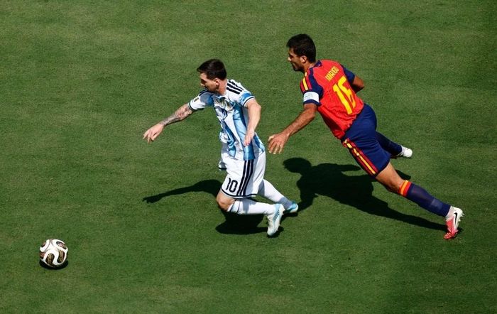Cuộc tranh luận Messi - Ronaldo từ lâu đã vượt khỏi giới hạn chuyên môn.