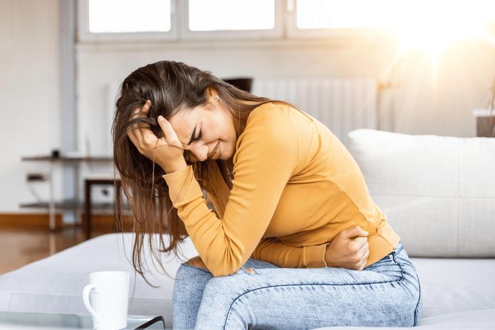 Cơn đau đi kèm với một số triệu chứng nhất định có thể đặc biệt đáng lo ngại. Ảnh: Shutterstock.