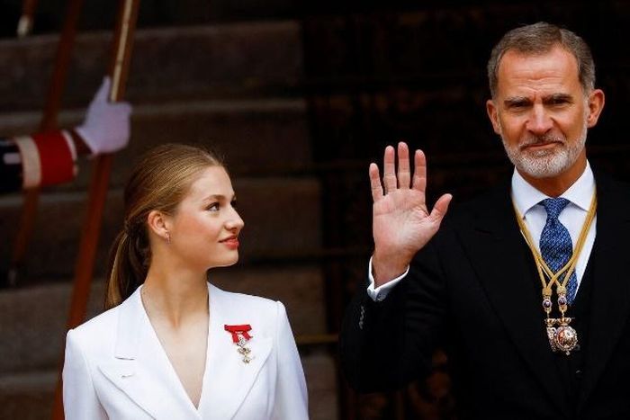 Bên cạnh đó, vẻ ngoài của con gái cả Vua Felipe VI cũng được truyền thông, công chúng quan tâm, chú ý. Ngoại hình nổi bật giúp cô từ lâu được mệnh danh là “công chúa đẹp nhất châu Âu”. Cô sở hữu phong cách ăn mặc thanh lịch, trang nhã, phù hợp với vai trò tại hoàng gia. Thỉnh thoảng, khi tham gia các sự kiện thoải mái hơn, Leonor cũng lựa chọn trang phục trẻ trung, năng động, cá tính, thích hợp với cả độ tuổi và hoàn cảnh xuất hiện. Ảnh: Susana Vera/Reuters.