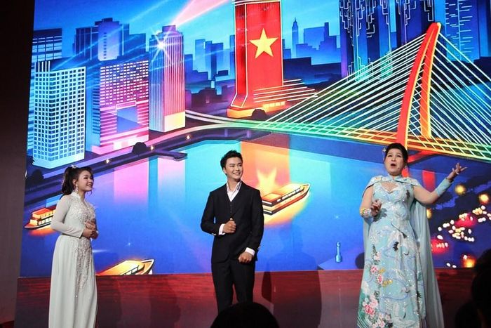 Ban giám khảo vòng Tuyển chọn gồm NSND Hồ Ngọc Trinh - Chuông Bạc 2006 (bìa phải); NSƯT Võ Minh Lâm - Chuông Vàng 2006 và NSƯT Ngọc Đợi - Chuông Vàng 2007 thể hiện tiết mục văn nghệ tại chương trình