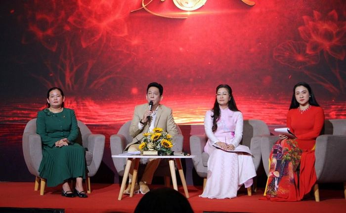 Đại diện Ban tổ chức trả lời câu hỏi báo chí