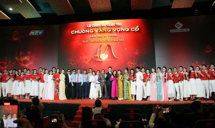 Ban tổ chức, các đại biểu, nghệ sĩ và thí sinh chụp ảnh lưu niệm