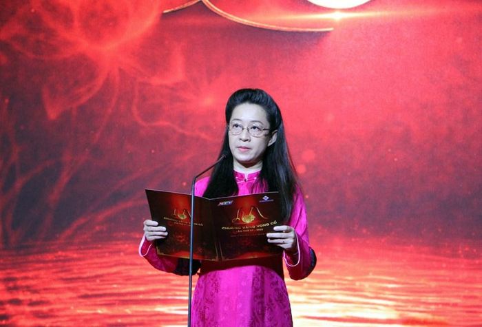 Bà Diệp Bửu Chi, Phó Tổng Giám đốc Đài Phát thanh và Truyền hình TP.HCM phát biểu công bố cuộc thi