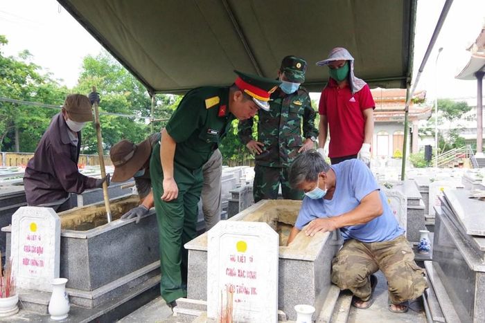 Bộ CHQS thành phố Đà Nẵng tổ chức lấy mẫu sinh phẩm, phục vụ công tác xác định danh tính HCLS tại các nghĩa trang liệt sĩ trên địa bàn thành phố. Nguồn ảnh: S.H