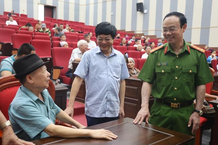 Đại tá Thân Văn Duy, Phó Giám đốc Công an tỉnh Bắc Ninh trao đổi với thân nhân liệt sĩ tại điểm thu nhận mẫu ADN trên địa bàn phường Quế Võ