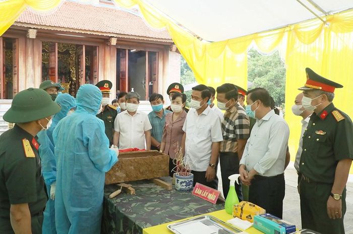 Lãnh đạo UBND tỉnh Bắc Ninh kiểm tra công tác lấy mẫu xác định danh tính hài cốt liệt sĩ tại Nghĩa trang Liệt sĩ Lạc Vệ (xã Tân Chi)