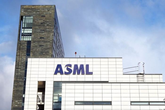 ASML triển khai chương trình thưởng 20.000 euro nhằm giữ chân nhân viên trong bối cảnh nhu cầu nhân lực chất lượng cao của ngành bán dẫn tăng mạnh. Ảnh: ASML