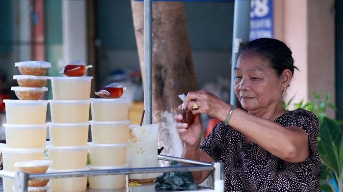 Mỗi ngày, các hộ dân ở Trường Thọ Tây nấu hàng chục lít xu xoa phục vụ thị trường
