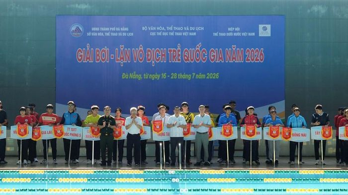 Ban tổ chức trao cờ lưu niệm cho các đội tham dự giải