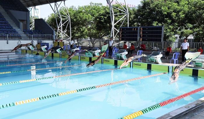 Các VĐV nữ tranh tài ở nội dung Lặn cự ly 50m trong sáng 21.7