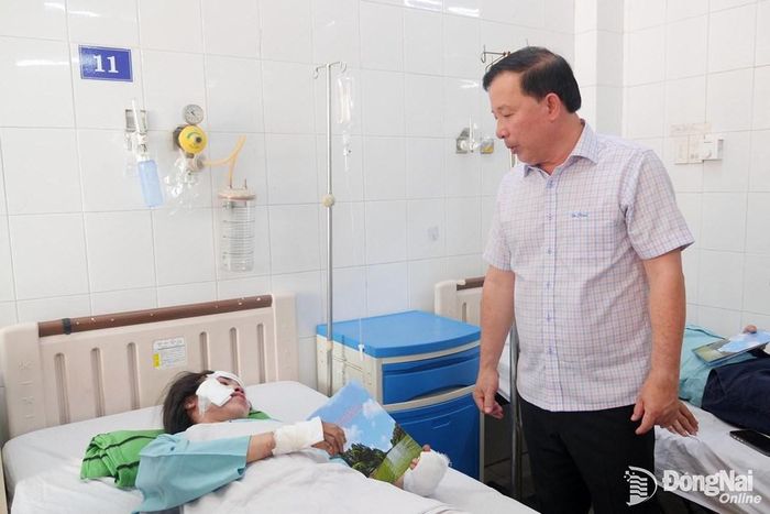 Phó Bí thư Thành ủy, Chủ tịch UBND thành phố Đồng Nai Nguyễn Văn Út thăm, tặng quà hỗ trợ các nạn nhân trong vụ cháy xe khách đang điều trị tại Bệnh viện Đa khoa Thống Nhất. Ảnh: Hạnh Dung/Báo Đồng Nai
