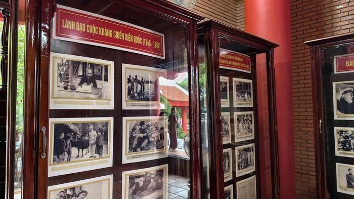 Nhiều tủ trưng bày về hình ảnh, thân thế, sự nghiệp vĩ đại của Chủ tịch Hồ Chí Minh