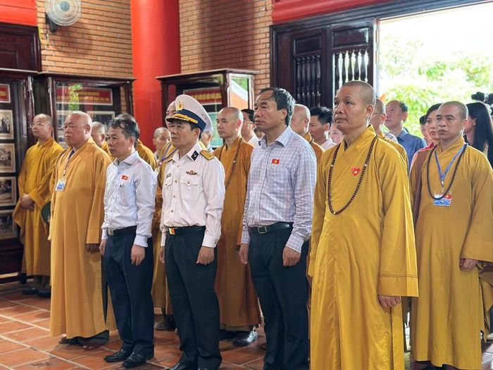 Đoàn công tác số 19-2026 do Đại tá Nguyễn Hữu Minh, Phó Chính ủy Vùng 4 Hải quân làm Trưởng đoàn dâng hoa, dâng hương tại Nhà tưởng niệm Chủ tịch Hồ Chí Minh trên đảo Trường Sa