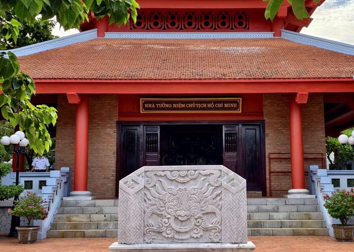 Nhà tưởng niệm Chủ tịch Hồ Chí Minh tại đảo Trường Sa, đặc khu Trường Sa (tỉnh Khánh Hòa)