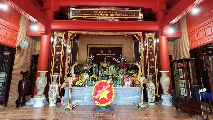 Gian thờ Bác thiêng liêng trong Nhà tưởng niệm