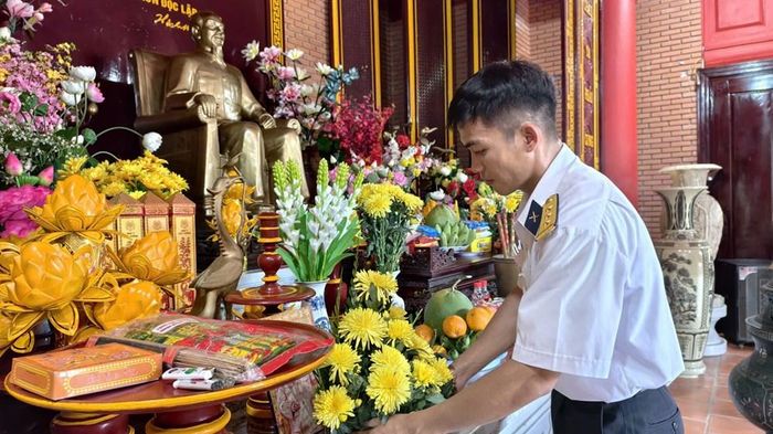 Các cán bộ, chiến sỹ trên đảo luôn cẩn trọng, thành kính chăm lo Nhà tưởng niệm Chủ tịch Hồ Chí Minh
