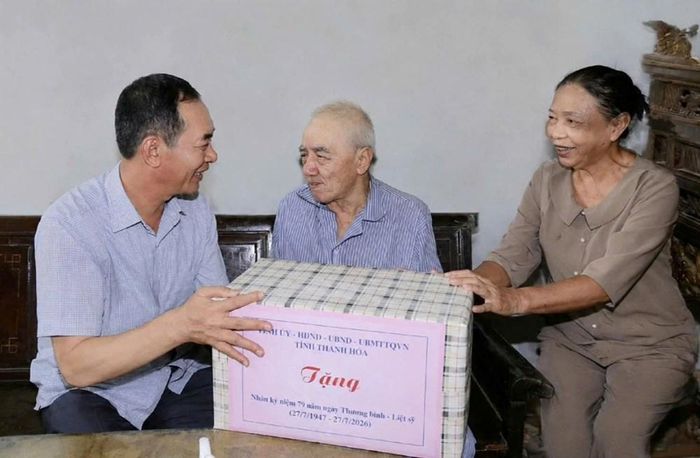 Phó Bí thư Tỉnh ủy Thanh Hóa Trịnh Tuấn Sinh thăm hỏi, tặng quà thương binh Lê Đức Thuấn tại thôn Mạnh Chư, xã Thọ Long. Ảnh: Lê Hợi