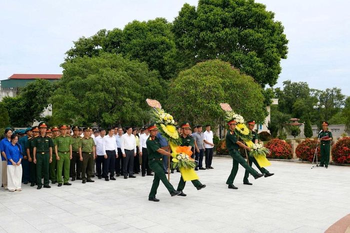 Lãnh đạo tỉnh Thanh Hóa dâng hoa, dâng hương tại Nghĩa trang Liệt sĩ Vĩnh Lộc nhân kỷ niệm 79 năm Ngày Thương binh - Liệt sĩ. Ảnh: Đỗ Đức