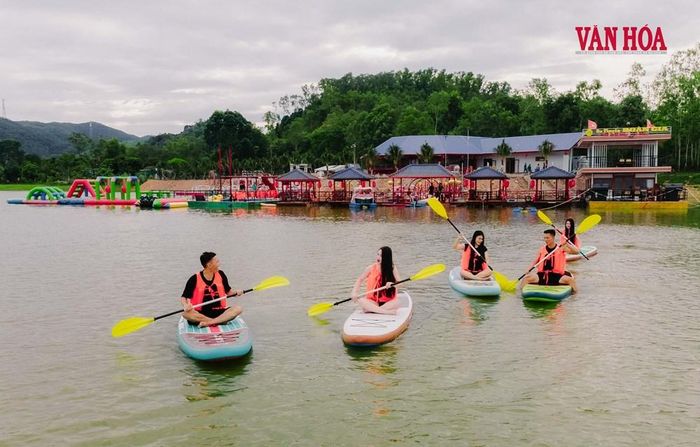 Khu sinh thái Hồ Trằm với nhiều trò chơi trên mặt nước, những trải nghiệm nuôi trồng thủy sản... giúp du khách có khoảng thời gian trải nghiệm cuộc sống của người dân bản địa.