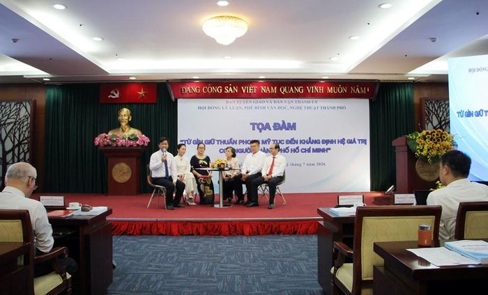 Các đại biểu chia sẻ ý kiến tại phiên 1 của tọa đàm