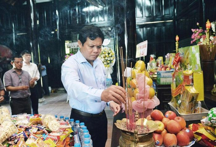 Phó Bí thư Tỉnh ủy, Chủ tịch HĐND tỉnh Nguyễn Đức Tuy viếng hương tại Gian thờ 504 đồng bào vô tội bị sát hại ở Khu Chứng tích Sơn Mỹ