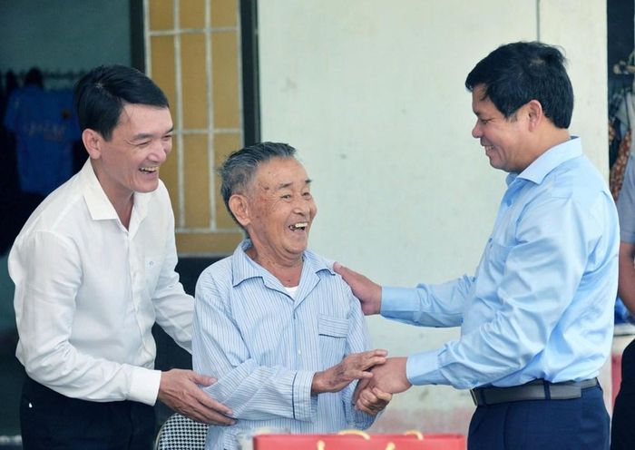Lãnh đạo tỉnh ân cần thăm hỏi sức khỏe, trao quà tri ân các thương binh, bệnh binh và gia đình chính sách trên địa bàn xã Ba Gia