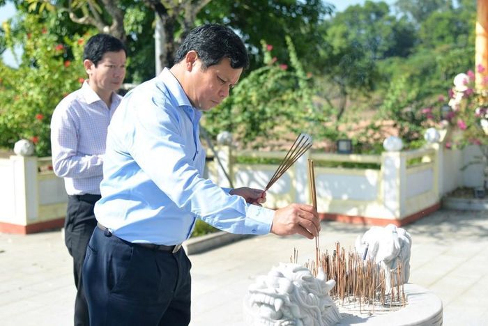 Lãnh đạo tỉnh viếng hương tại Mộ chí sĩ yêu nước Lê Trung Đình, bày tỏ lòng biết ơn các bậc tiền nhân