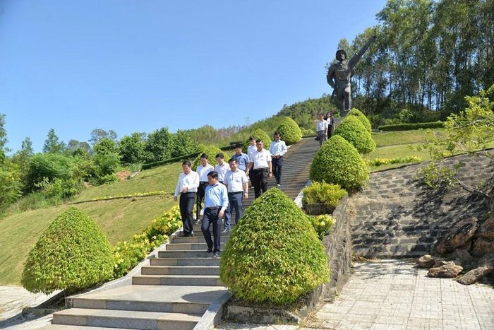 Lãnh đạo tỉnh tại di tích Tượng đài Chiến thắng Ba Gia