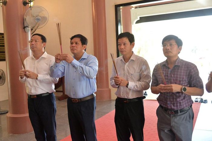 Lãnh đạo tỉnh thành kính dâng hương tại Đền thờ Anh hùng dân tộc Trương Định