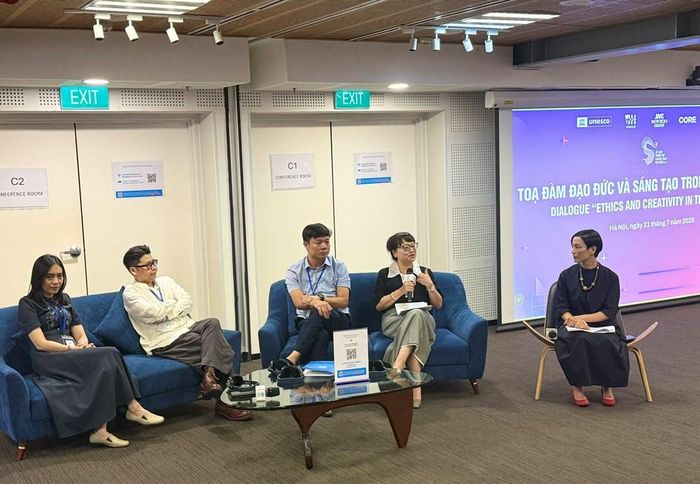 Các đại biểu chia sẻ tại tọa đàm
