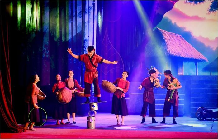 Tác phẩm không chỉ là những tiết mục xiếc đơn lẻ