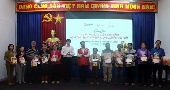 Chương trình thăm và tặng quà gia đình chính sách, người có công với cách mạng có hoàn cảnh khó khăn