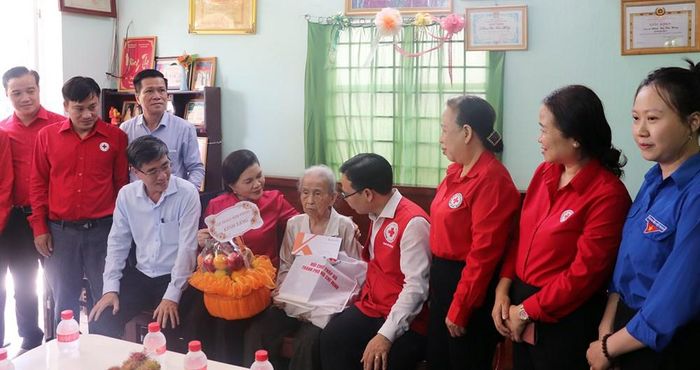Đoàn đến nhà thăm hỏi và trao quà đến cụ bà Trần Thị Hòa