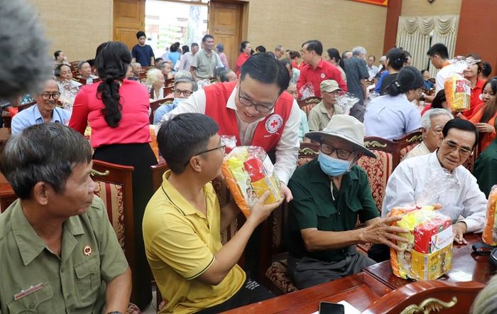 Chủ tịch Hội Chữ thập đỏ TP.HCM Nguyễn Minh Nhựt trao quà đến các gia đình chính sách, người có công với cách mạng