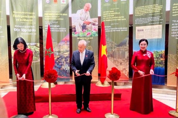 Các đại biểu cắt băng khai mạc