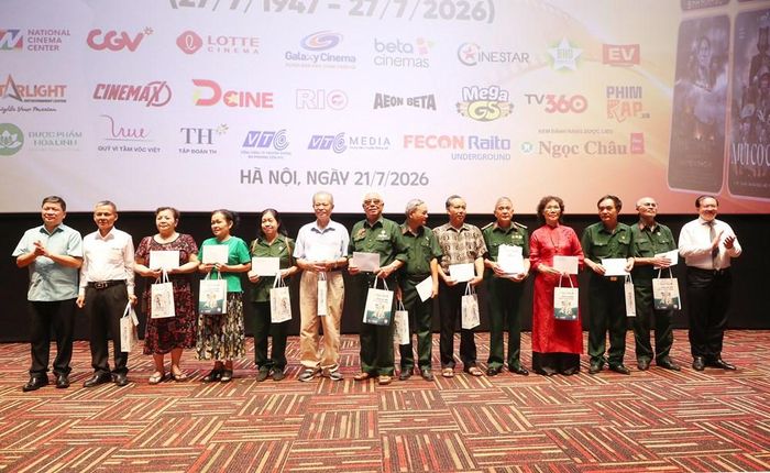 Ban tổ chức tặng quà, tri ân các cựu chiến binh, gia đình có công với cách mạng
