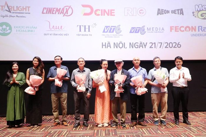 Các nghệ sĩ giao lưu với khán giả trước buổi chiếu phim khai mạc