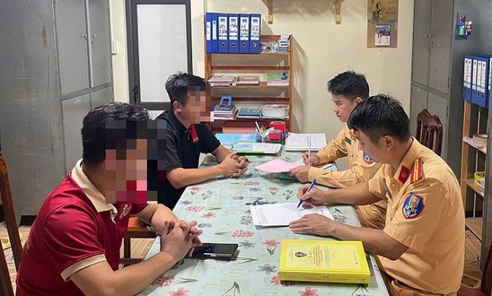 Các tài xế tại cơ quan chức năng. Ảnh: Công an tỉnh Tuyên Quang