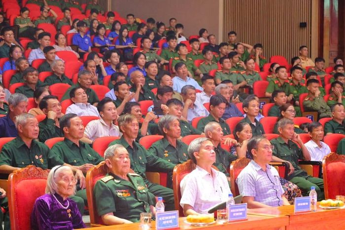 Mẹ Việt Nam Anh hùng Ngô Thị Thời và Anh hùng Lực lượng vũ trang nhân dân Ngô Thanh Trang tham dự Lễ khai mạc Tuần phim kỷ niệm 79 năm Ngày Thương binh - Liệt sĩ