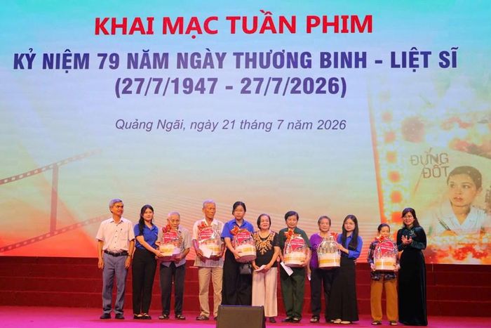 Đại diện các gia đình người có công và thân nhân liệt sĩ nhận quà tri ân tại chương trình