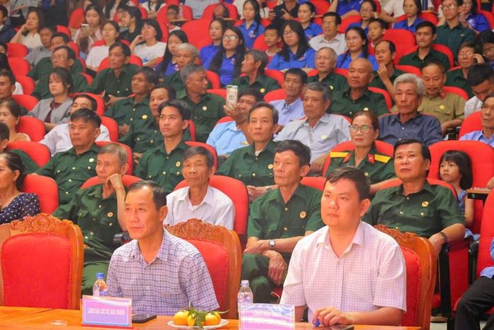 Đông đảo đại biểu, lực lượng vũ trang, đoàn viên, thanh niên và nhân dân tham dự Lễ khai mạc Tuần phim