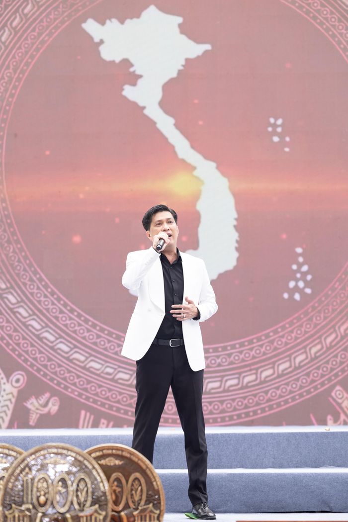 Ca sĩ Tuấn Anh xúc động khi đứng trên sân khấu giữa lòng di sản, trước những người đã trực tiếp gìn giữ câu chuyện văn hóa ngàn năm