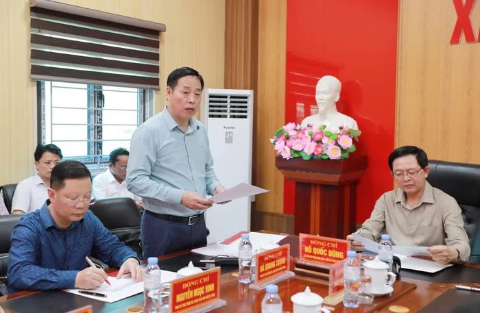 Chủ tịch UBND tỉnh Lai Châu, Hà Quang Trung báo cáo với Phó Thủ tướng cùng đoàn công tác về công tác khắc phục hậu quả sau khi cơn lũ đi qua. Ảnh: Quý Trung - TTXVN