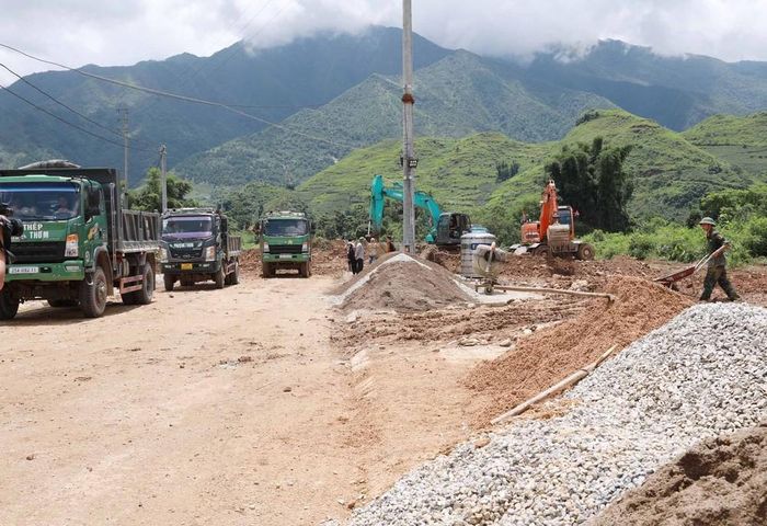 Khu vực bố trí xây nhà tái đinh cư cho các hộ dân Bản Chít bị mất hết nhà cửa trong đợt mưa lũ vừa qua. Ảnh: Quý Trung - TTXVN