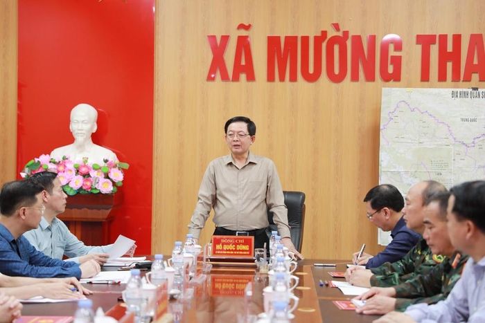 Chủ tịch UBND tỉnh Lai Châu, Hà Quang Trung báo cáo với Phó Thủ tướng cùng đoàn công tác về công tác khắc phục hậu quả sau khi cơn lũ đi qua. Ảnh: Quý Trung - TTXVN