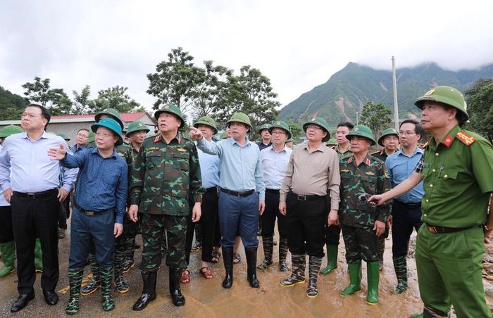 Chủ tịch UBND tỉnh Lai Châu, Hà Quang Trung - Phó Bí thư Tỉnh ủy báo cáo với Phó Thủ tướng và Đoàn công tác về công tác khắc phục thiên tai. Ảnh: Quý Trung – TTXVN